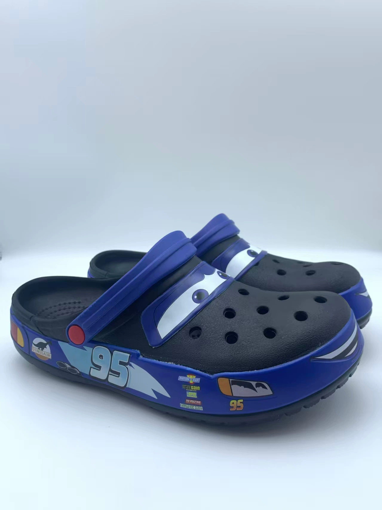 2025 Готовы к стоку McQueen 95 Car Crocs Garden Shoes Модные и универсальные открытые дышащие повседневные сандалии