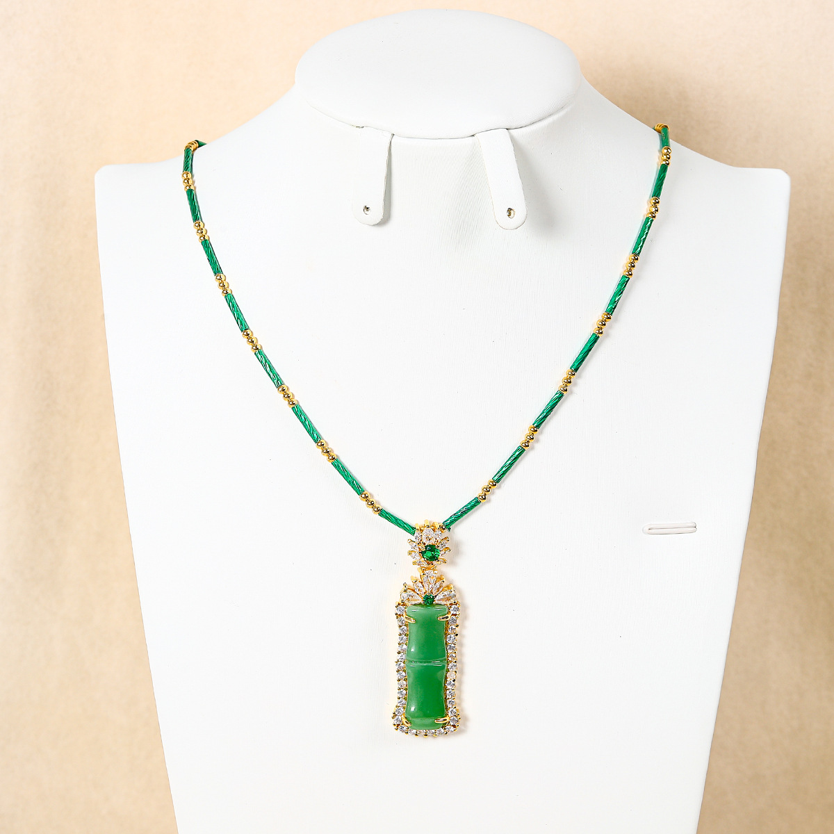 Green geometric elegant fashionable retro necklace with zircon