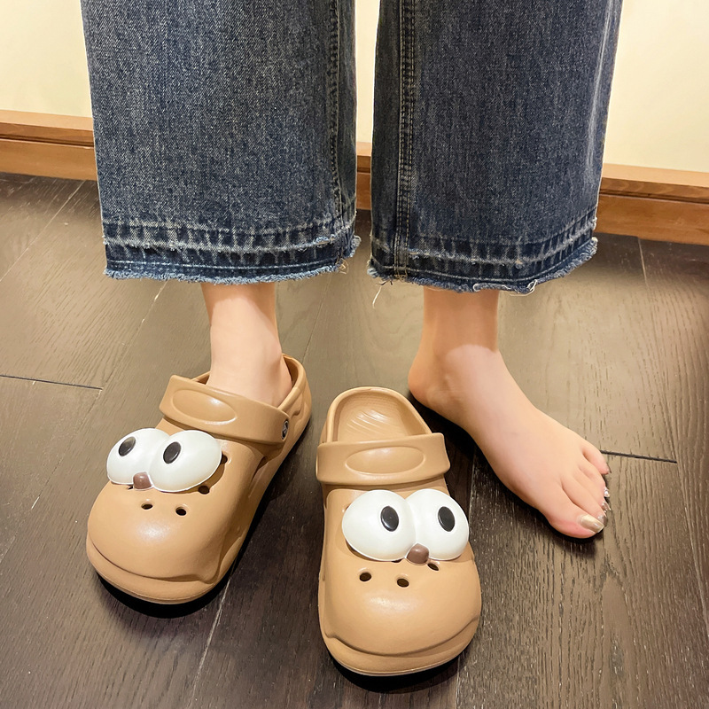 큰 눈을 가진 개와 다크 브라운