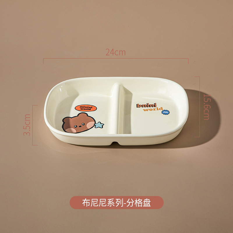 ブラウン熊はハンドル付きの陶磁器焙煎チーズグラタンを持っています。|undefined