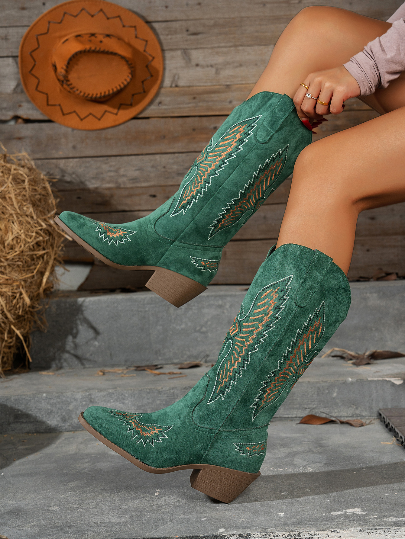 Dames cowboylaarzen van suède met borduursel en hak_voghion.com