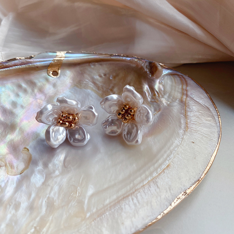 1 Pair Quantity Casual, Daily Occasion Imitation Pearl, Alloy Material 1 Pair Retro Lady Flower Imitation Pearl Alloy Ear Studs