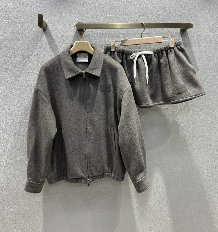 2025年秋冬Miu*新品灰色翻领羊毛呢长袖外套搭配松紧腰短半裙套装|undefined
