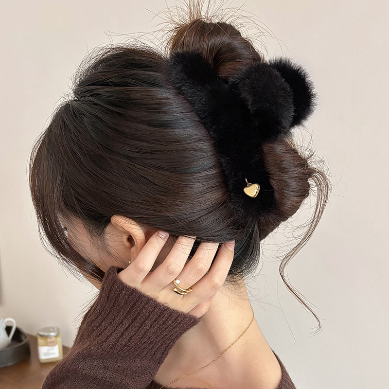 2025 nuevo clip de peluche lindo temperamento peludo detrás de la cabeza de cabello de alto nivel sensación de tiburón clip grande mujer