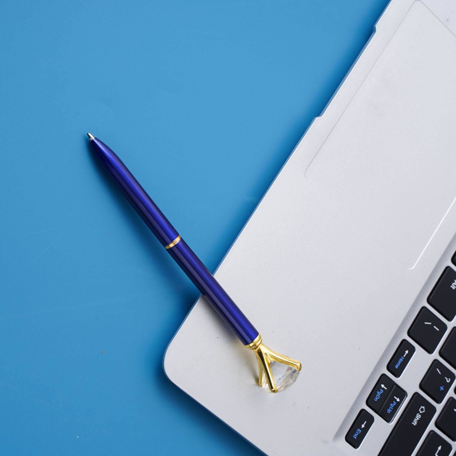 Fábrica al por mayor multicolor en stock bolígrafo de diamantes ins estilo Oficina pluma de metal Logotipo de impresión