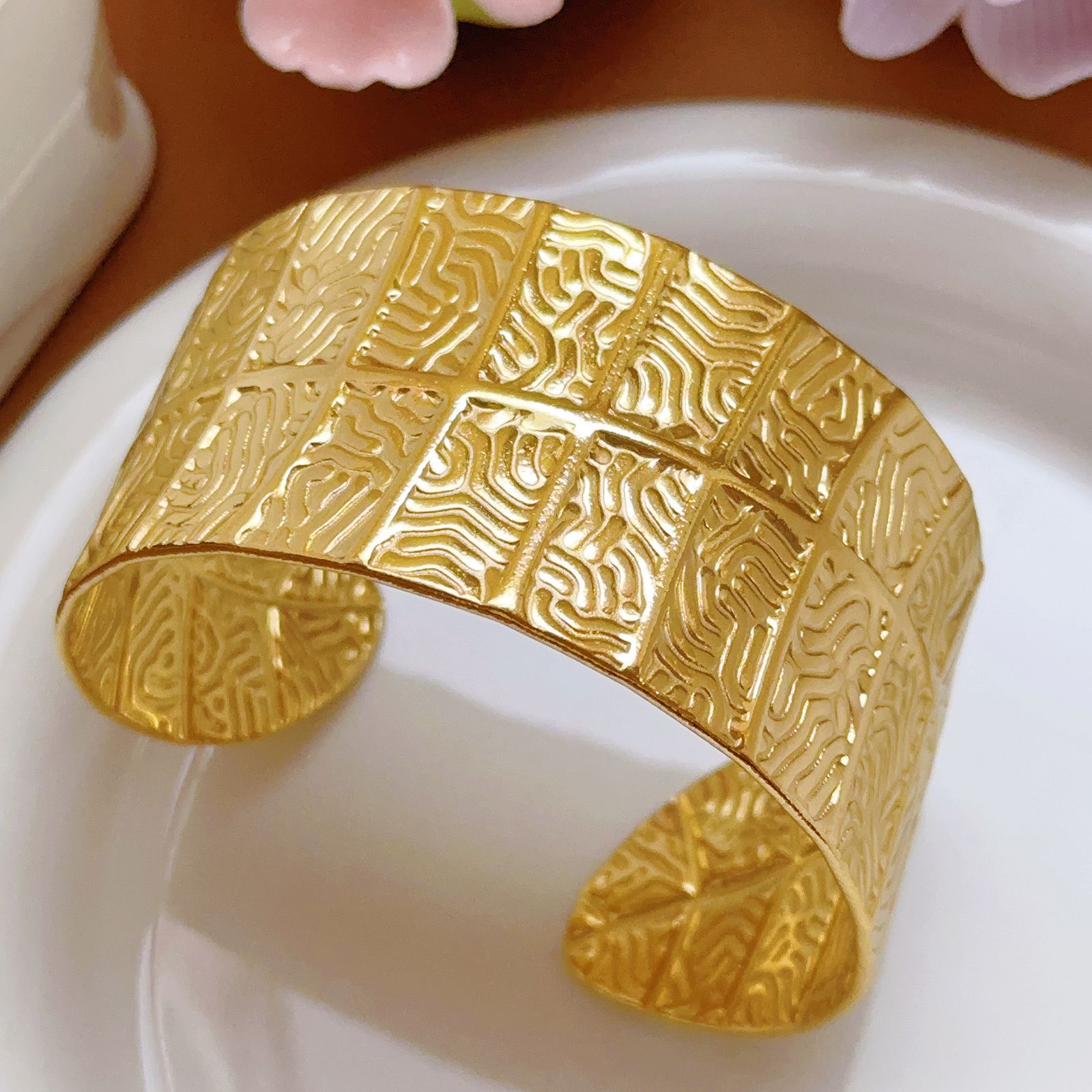 Brazalete de acero inoxidable transfronteriza europea y americana ancha ajustable para mujeres exageradas sensación de alta calidad joyas de brazalete de apertura dorada