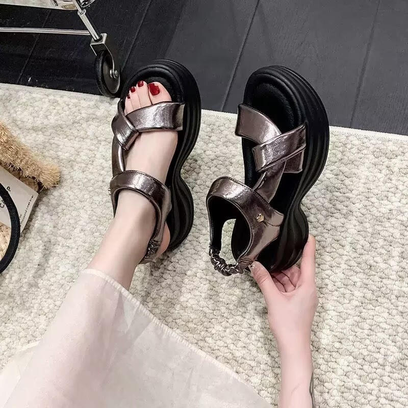 Muffin de fondo grueso para aumentar la altura de las sandalias romanas de mujer 2026 verano nuevo zapatos de playa para usar fuera de verano