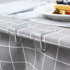 卸売りのプラスチックの透明なテーブルの布はテーブルクロスを挟んでテーブルのスカートを挟みます。