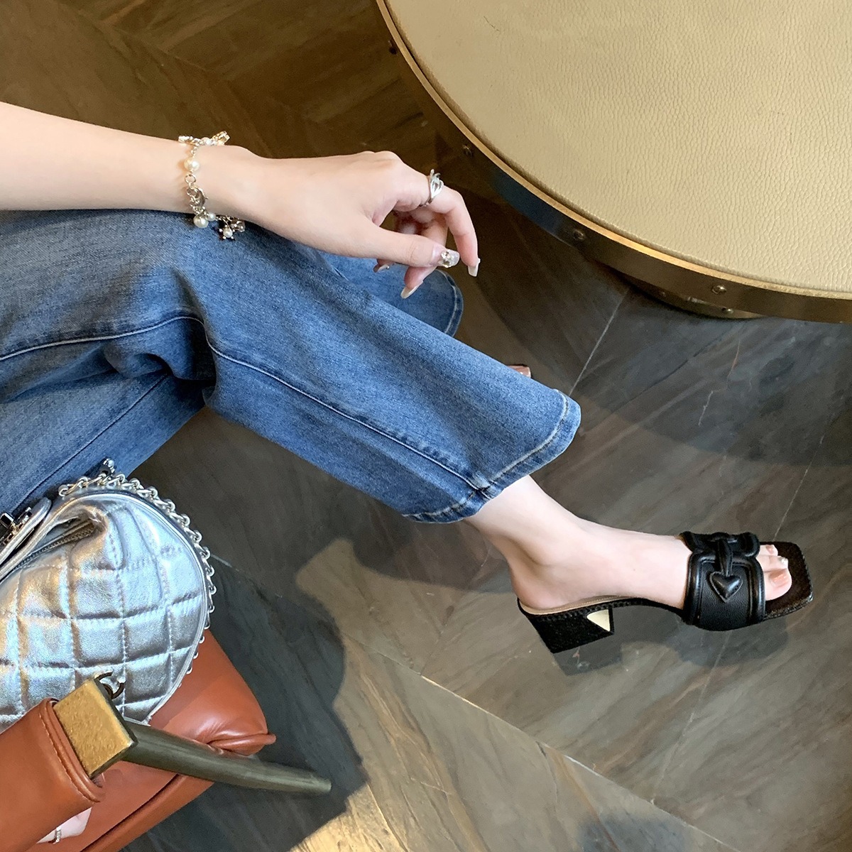 グレープママ同じスタイル 2025 夏の新ファッションフラットスクエアトゥホリデーワンストラップアウタースリッパ女性のための本革