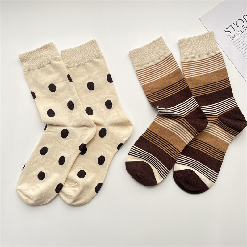 Women's Retro Round Dots Cotton Crew Socks A Pair display picture 5