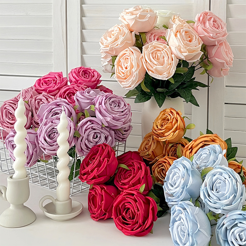 ヨーロッパ風の真似をして、7頭の皇妃のバラの造花の客間の生け花の結婚祝いの装飾の手を持って花卉の撮影の道具を持ちます。|undefined