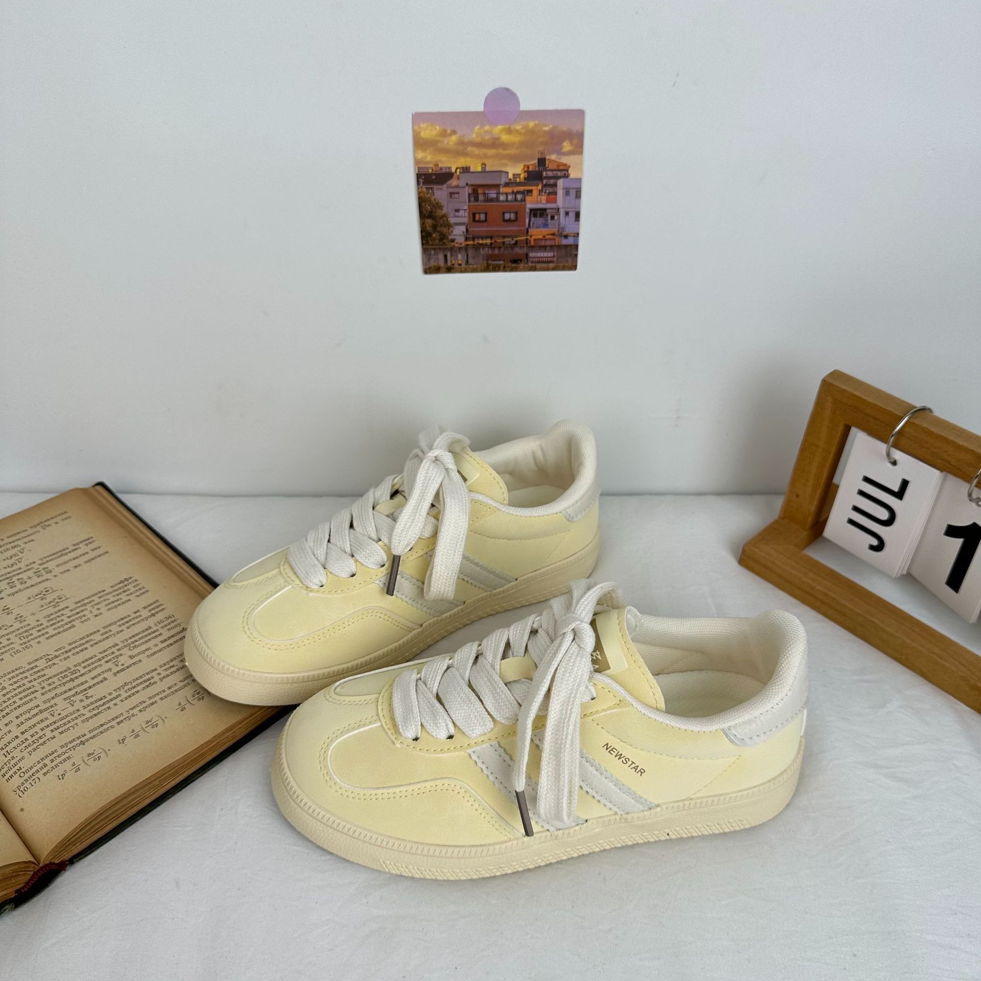 Zapatos de entrenamiento de estilo británico de nicho de nicho de baja altura de las niñas zapatos de skate 2025 primavera nuevos zapatos de lona amarillos ondas 5097