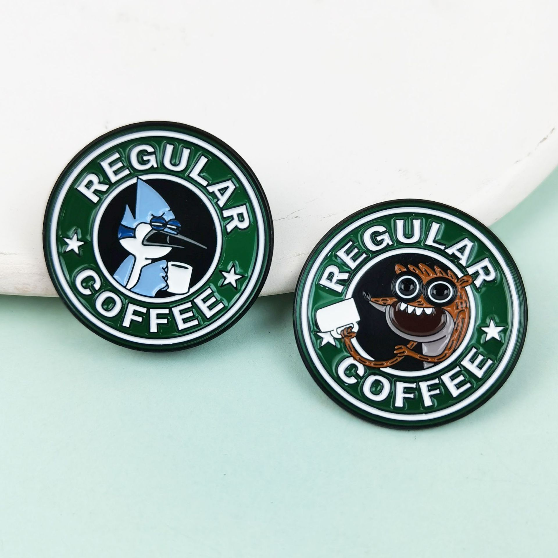 Broche de café monstruo de personalidad europea y americana, broche de broche redondo de aleación de dibujos animados, accesorios de letras en inglés, insignias de ropa