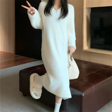 欧洲站2026秋冬新款韩系水貂绒长款过膝毛衣宽松慵懒风V领连衣裙