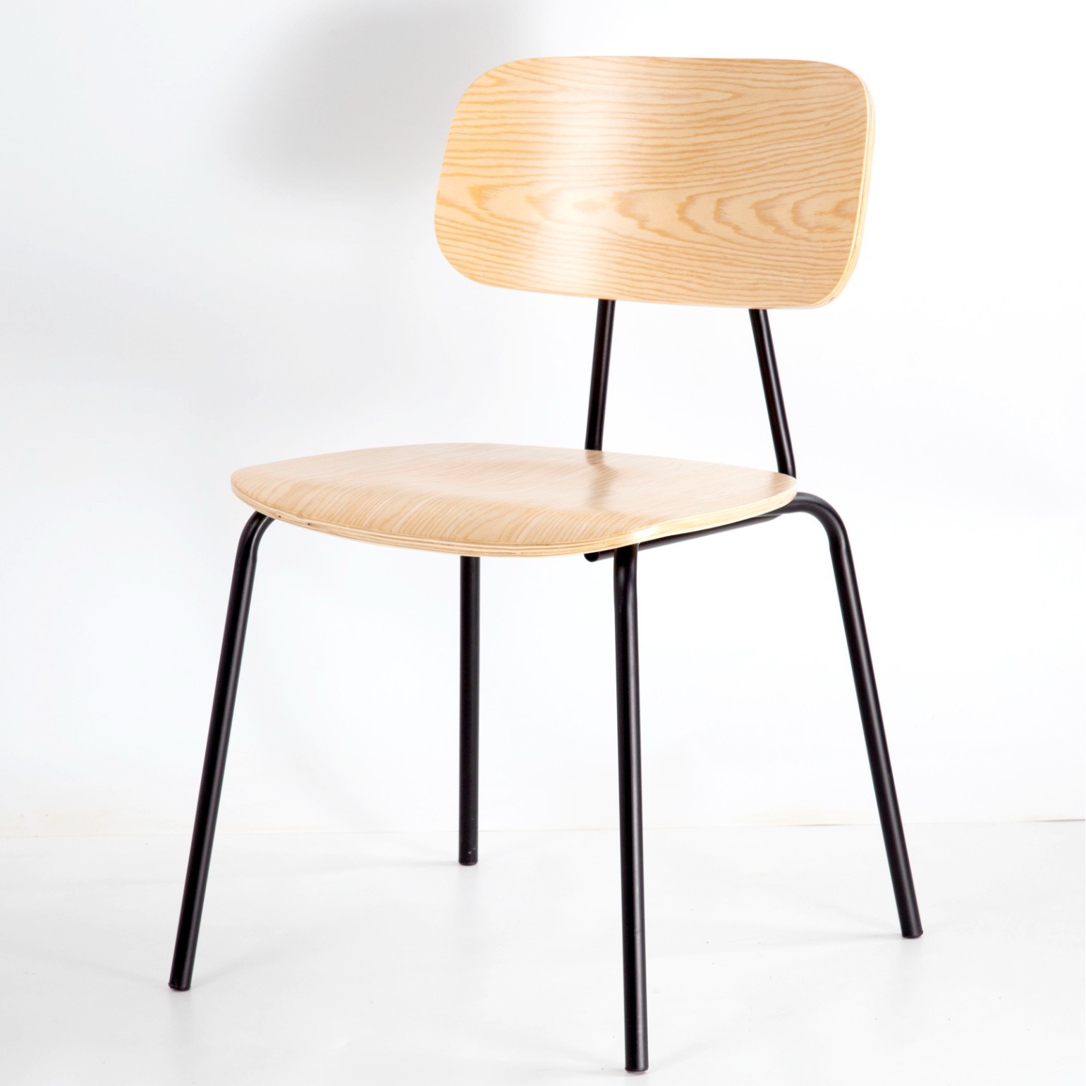 블랙 피트 + 우드 컬러 시트 등받이 패널