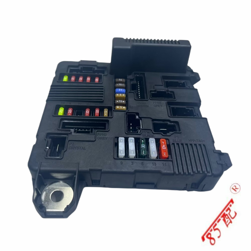 Engine Fuse Box 8200306032 8200306033 Suitable for Automatic Transmission Reno Merane Scenery