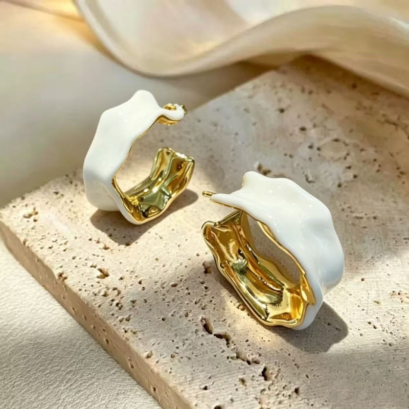 Retro White Enamel Glaze Wavy C-Shaped Hoop Earrings, Stylish and Unique Metal Style Irregular Shaped Earrings
