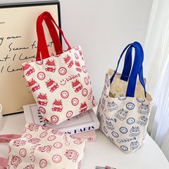 中秋のお土産はかわいいウサギの竜宝の手を持ってキャンバスバッグの弁当袋を持って出勤します。