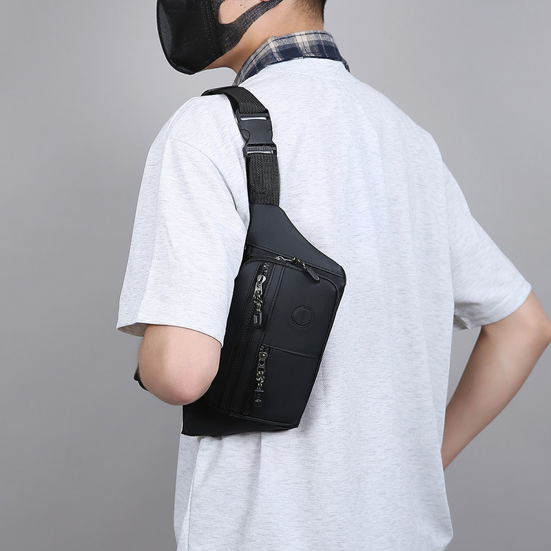 Bolso de pecho para hombre simple y ligero de color sólido Bolso de bolsillo de cajero portátil multicapa Película de cuero PU Bolso de mensajero de hombro para salida informal