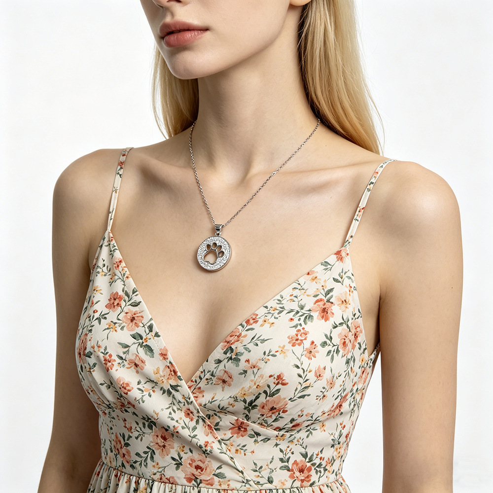 Collar con colgante de huella de gato de plata de ley S925 estilo europeo y americano para mujer, colgante hueco con huella de pata de perro con diamantes, cadena de clavícula personalizada.