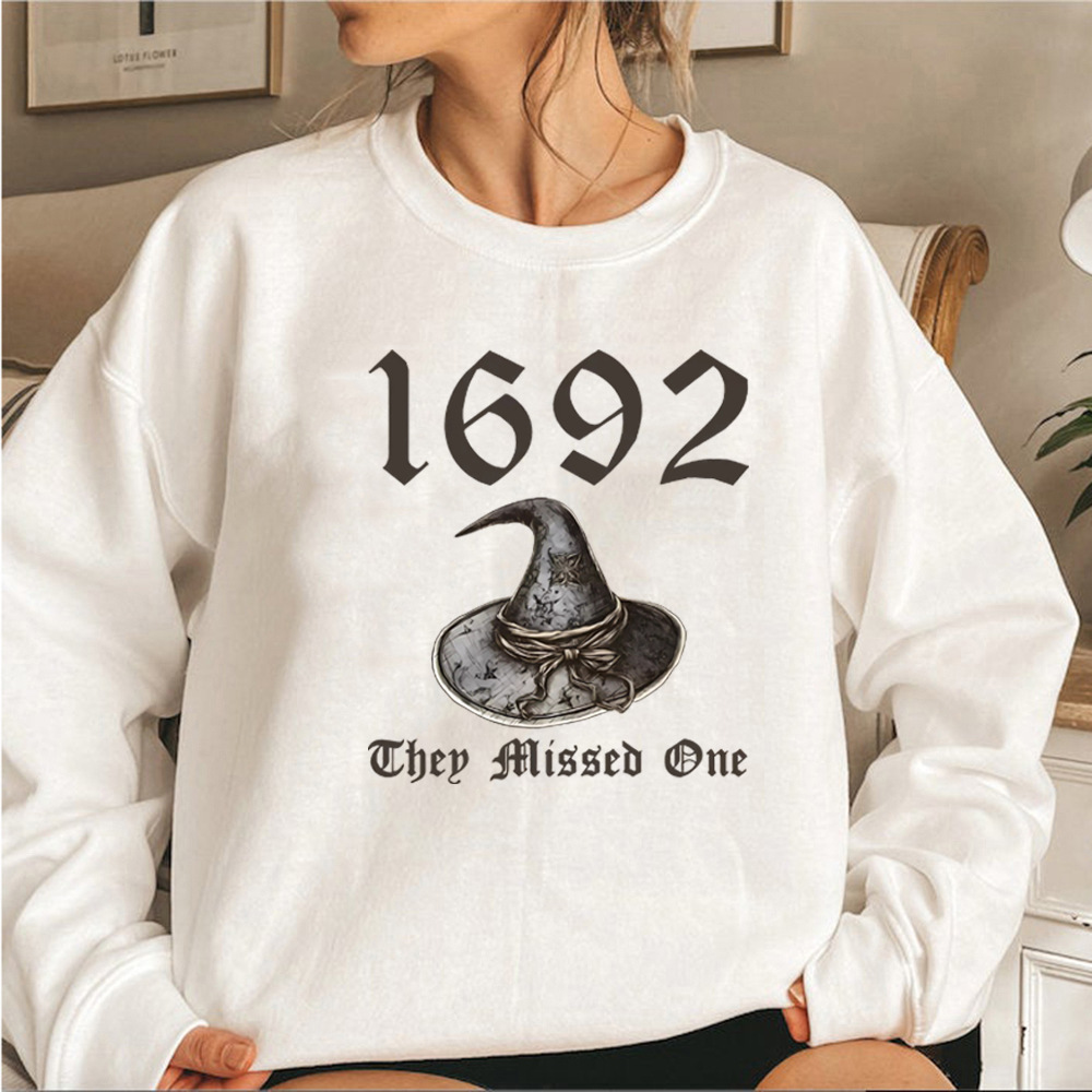 Sports ghost sweater with a round collar