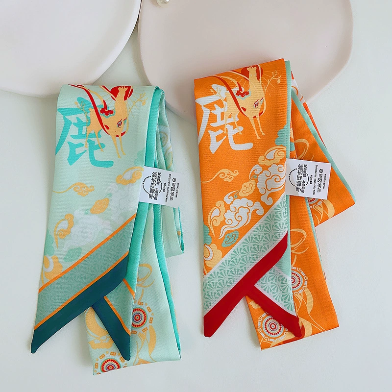В серии Guofeng Dunhuang Yilu есть длинный узкий шелковый шарф Hanfu cultural and creative, который сочетается с небольшим шарфом на поясе.