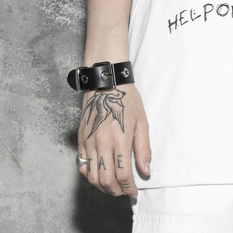 Ins Dark Armband Retro Punk Bracelet Pu Leather Metal Buckle Wide Belt Buckle Bracelet Adjustable Bracelet for Men and Women Ins Dark Armband Retro Punk Bracelet Pu Leather Metal Buckle Wide Belt Buckle Bracelet Adjustable Bracelet for Men and Women