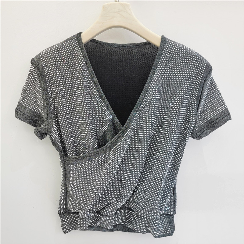 2026 verano nuevo sexy camiseta de cuello cruzado de mangas cortas de mujer caliente perforación irregular moda delgada blusa image 2