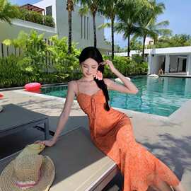 三亚旅行穿搭橘色碎花吊带露背连衣裙女显瘦海边度假拍照沙滩长裙