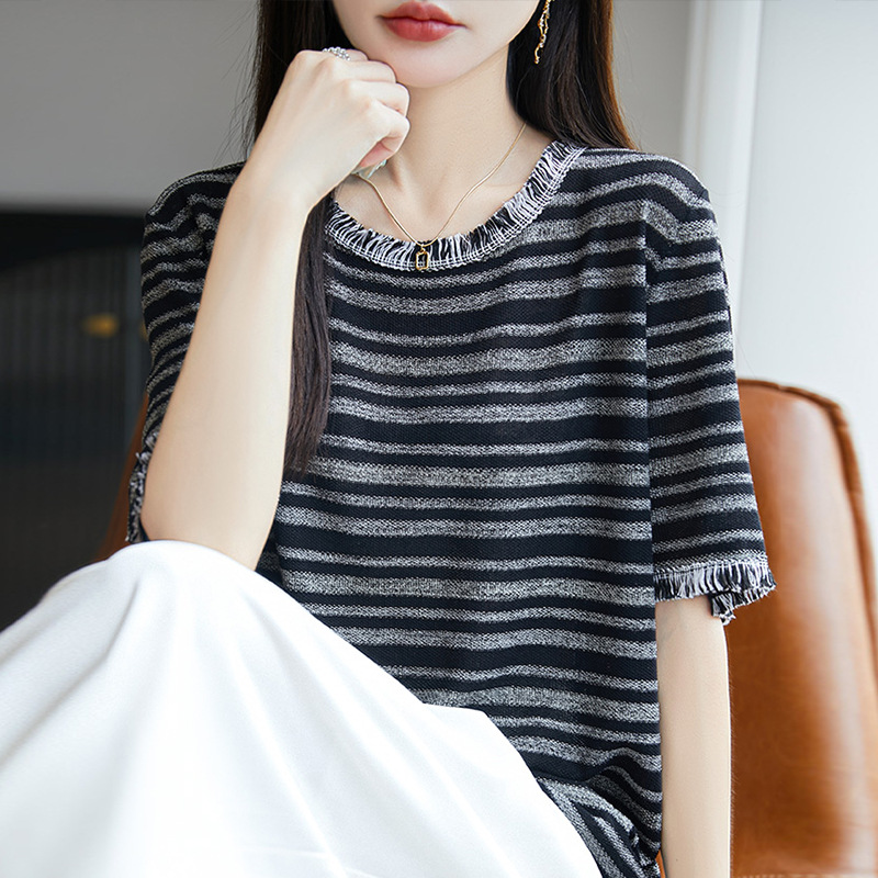 Áo thun nữ tay ngắn kẻ sọc cổ tròn, chất liệu dệt kim lụa băng mát mẻ, form rộng thoải mái — Cộc tay cổ tròn