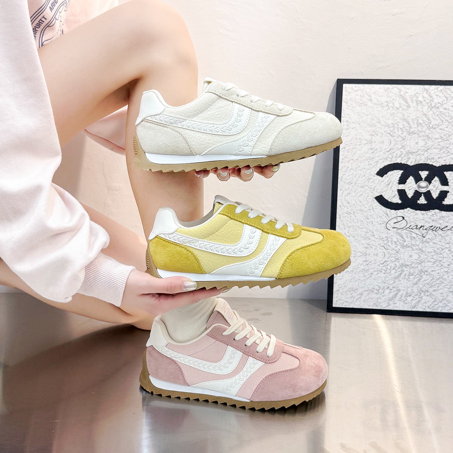 Zapatos retro de entrenamiento de mujeres primavera nuevos zapatos casuales de gamuz de color coincidente con zapatos de cama de dientes de malla de fondo de los estudiantes Agan zapatos de mujer lotes