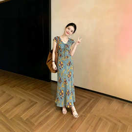 法式浪漫风印花连衣裙女2026夏新款V领修身显瘦特别漂亮掐腰长裙
