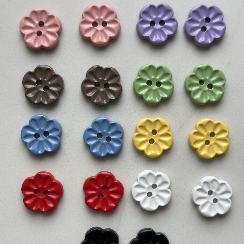 Plastic Colorful Two-Hole Hand-Sewn Buttons Cartoon Sunflower Pattern Buttons for Children's Coats and Sweaters Accessories Plastic Colorful Two-Hole Hand-Sewn Buttons Cartoon Sunflower Pattern Buttons for Children's Coats and Sweaters Accessories