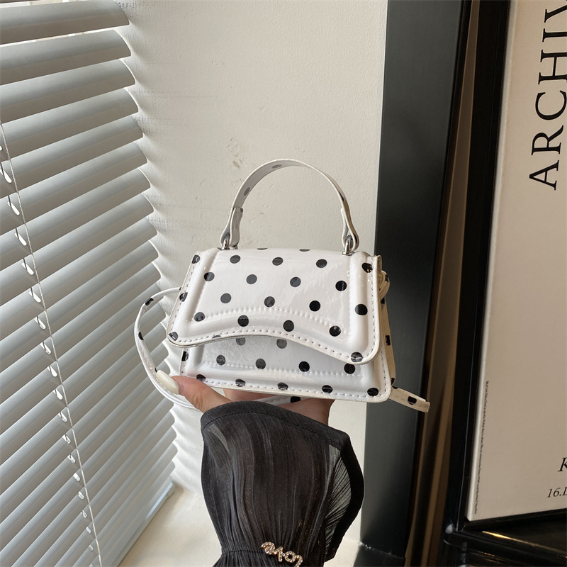 Fashionable single-shoulder crossbody handbag, 2026 summer new style, trendy casual simple fashion, polka dot fresh small square women's bag