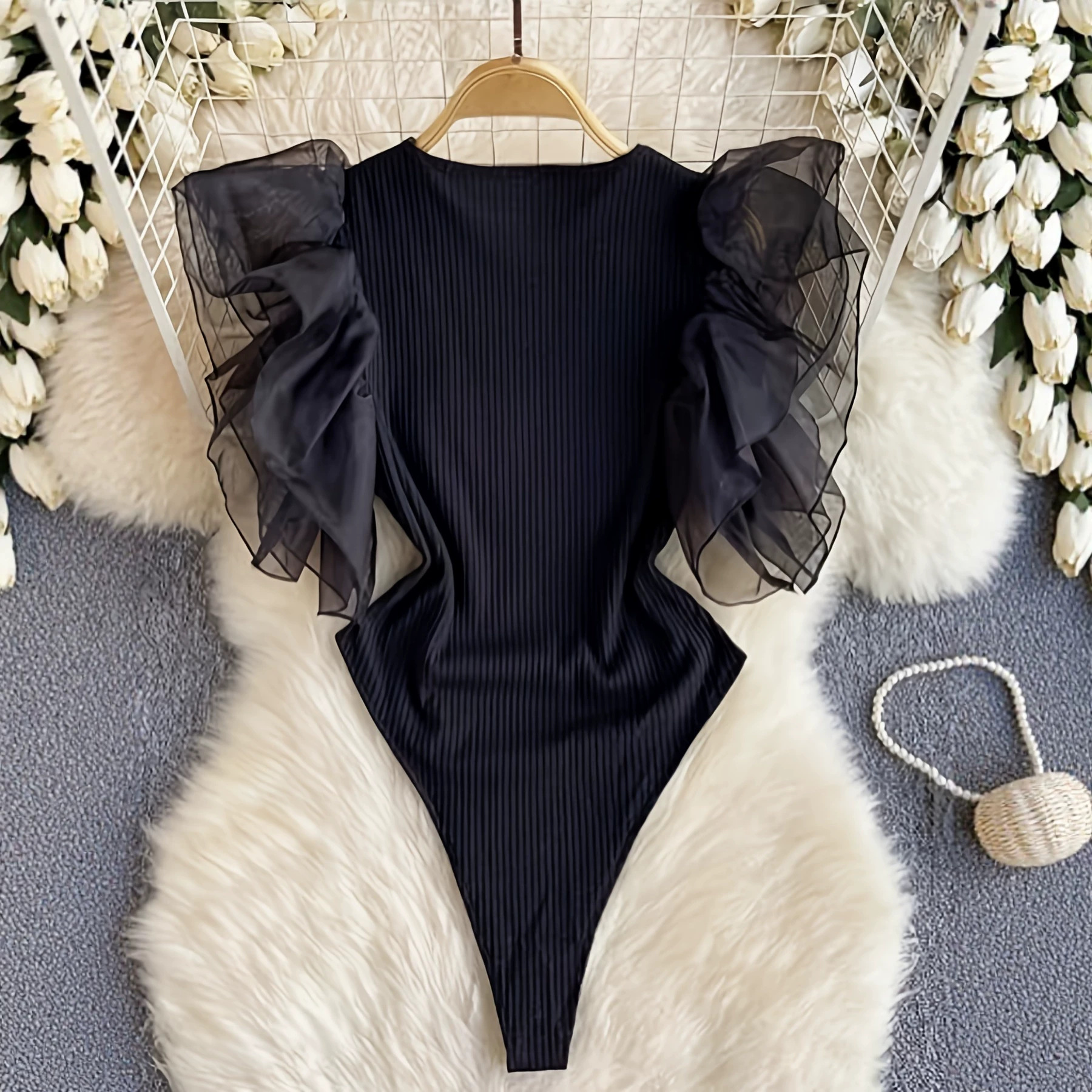 Sensuale body in rete con inserti in pizzo e texture a coste - Top corto che valorizza la figura femminile, elastico e traspirante_voghion.com