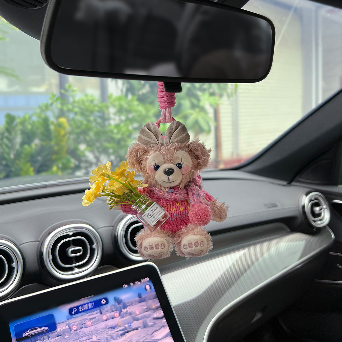 2025 nuevos colgantes de automóviles de peluche lindos muñecas de peluche decoración de automóviles colgantes de espejo retrovisor mujer