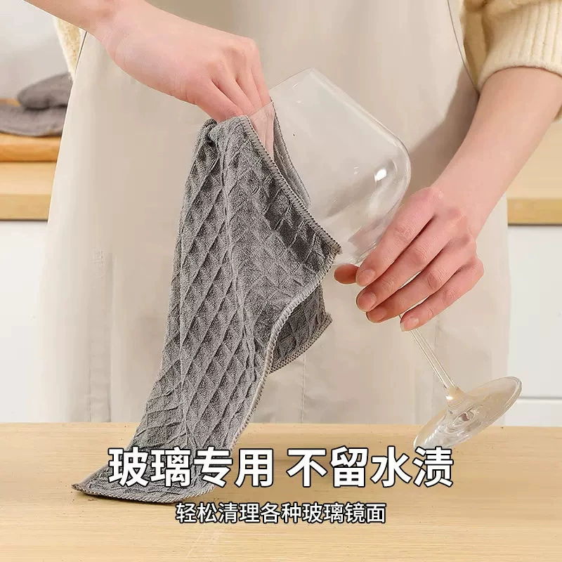 Кофейня вытирает стол без волос, чистящая ткань