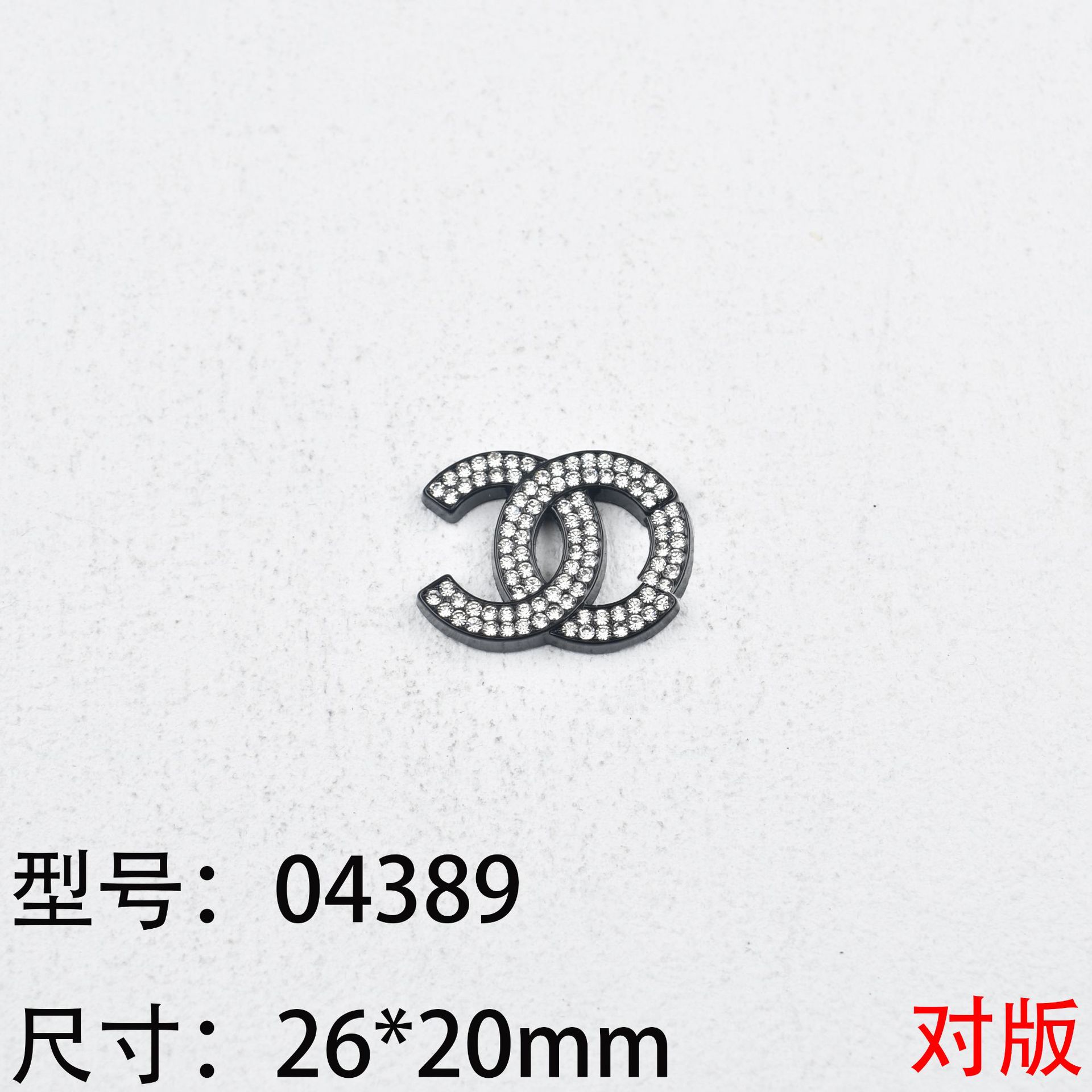 卸売りの軽豪華な貴族の小香風は漆の双cの小さいドリルのcボタンの髪飾りの紐の合金のアクセサリーの部品を焼きます。