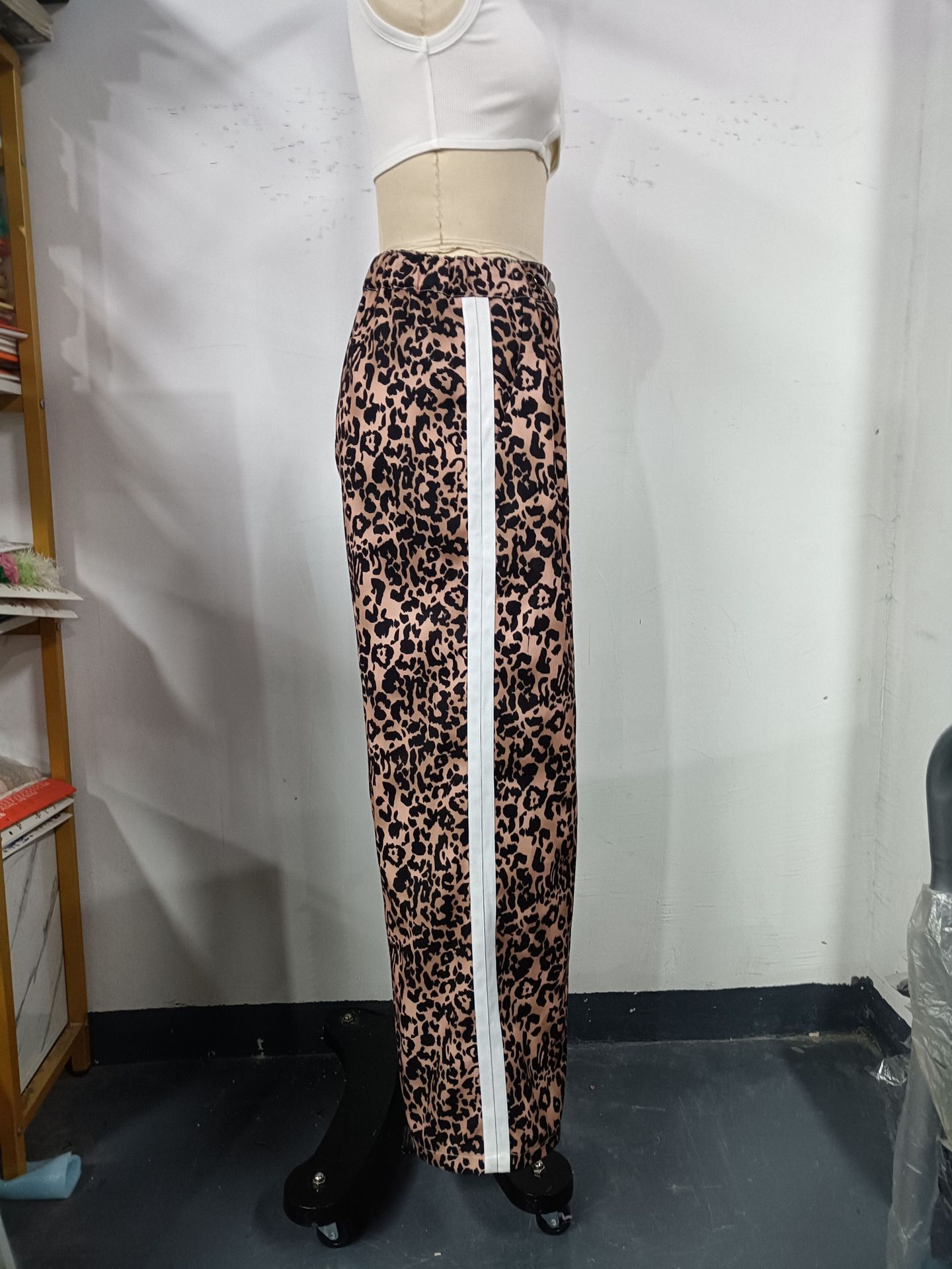 Damenbekleidung – bodenlange Hose mit Leopardenmuster_voghion.com