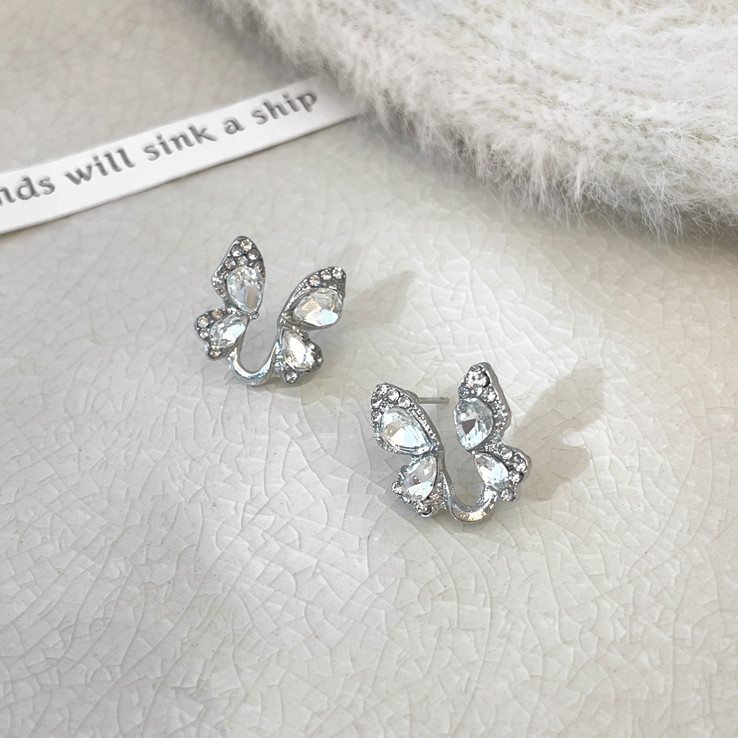 Pendientes de aro lisos para mujer, lujo ligero, pendientes de alta gama, pendientes populares, aretes de diseño exclusivo, aretes de otoño e invierno al por mayor