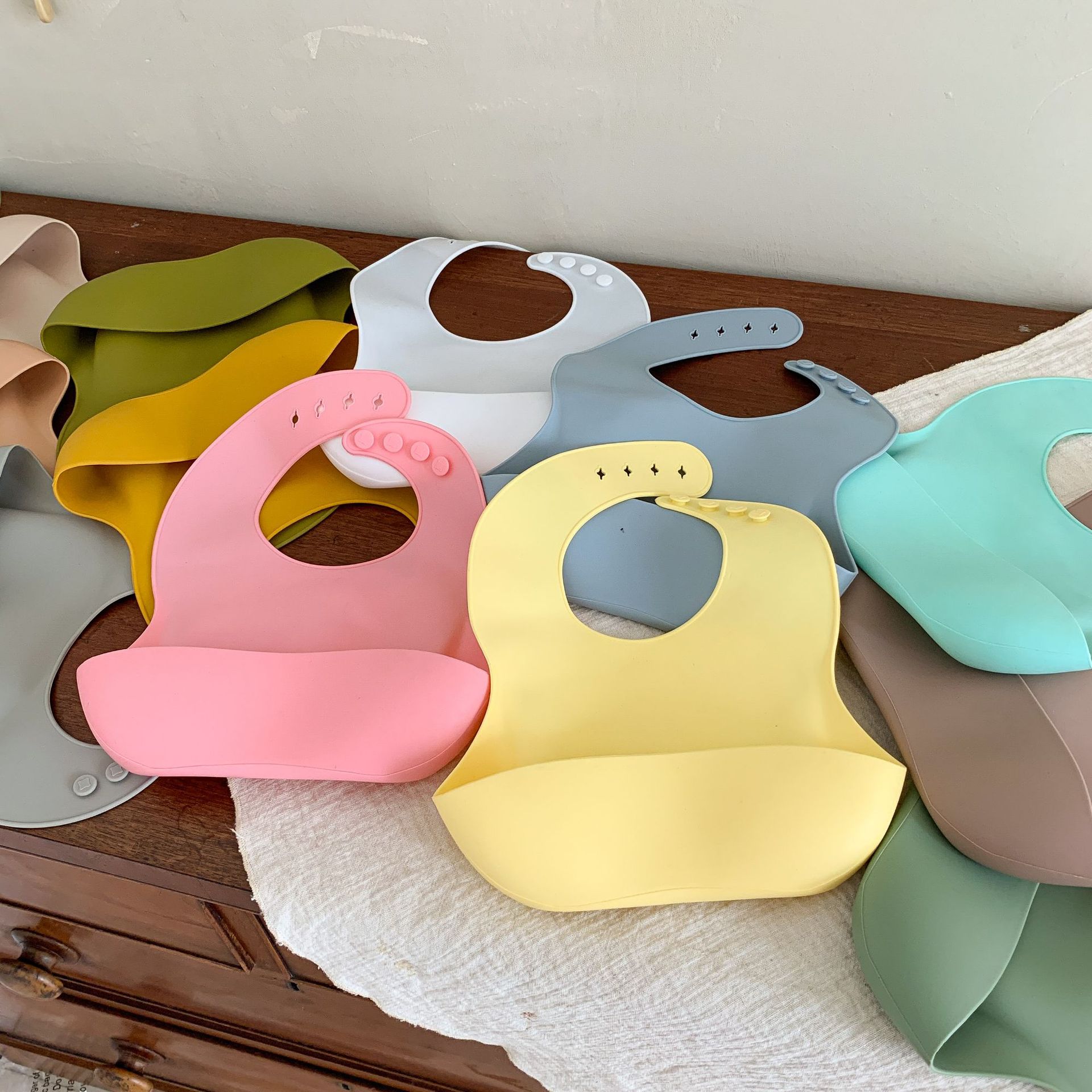Ropa para niños de caña de pera babero de bebé de silicona para niños 2025 nuevo bebé niña alimentación toalla de saliva impermeable