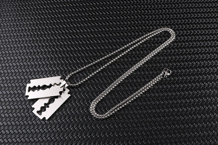 Punk Streetwear Blade Titanium Steel Polishing Men's Pendant Necklace display picture 2