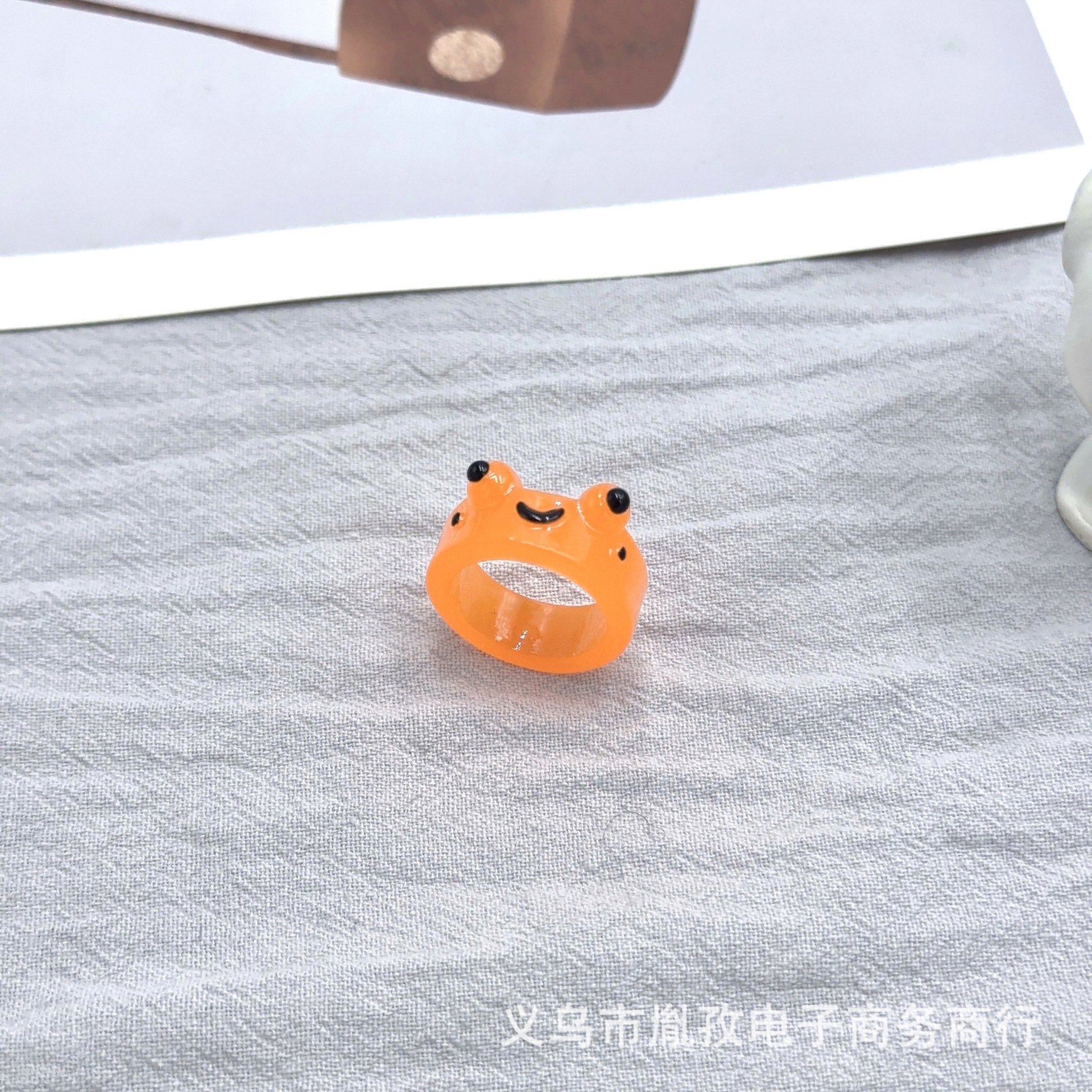 Rana luminosa anillo de resina transfronteriza Venta caliente colorido personalizado animal dibujos animados lindo anillo de dedo Rana solitaria