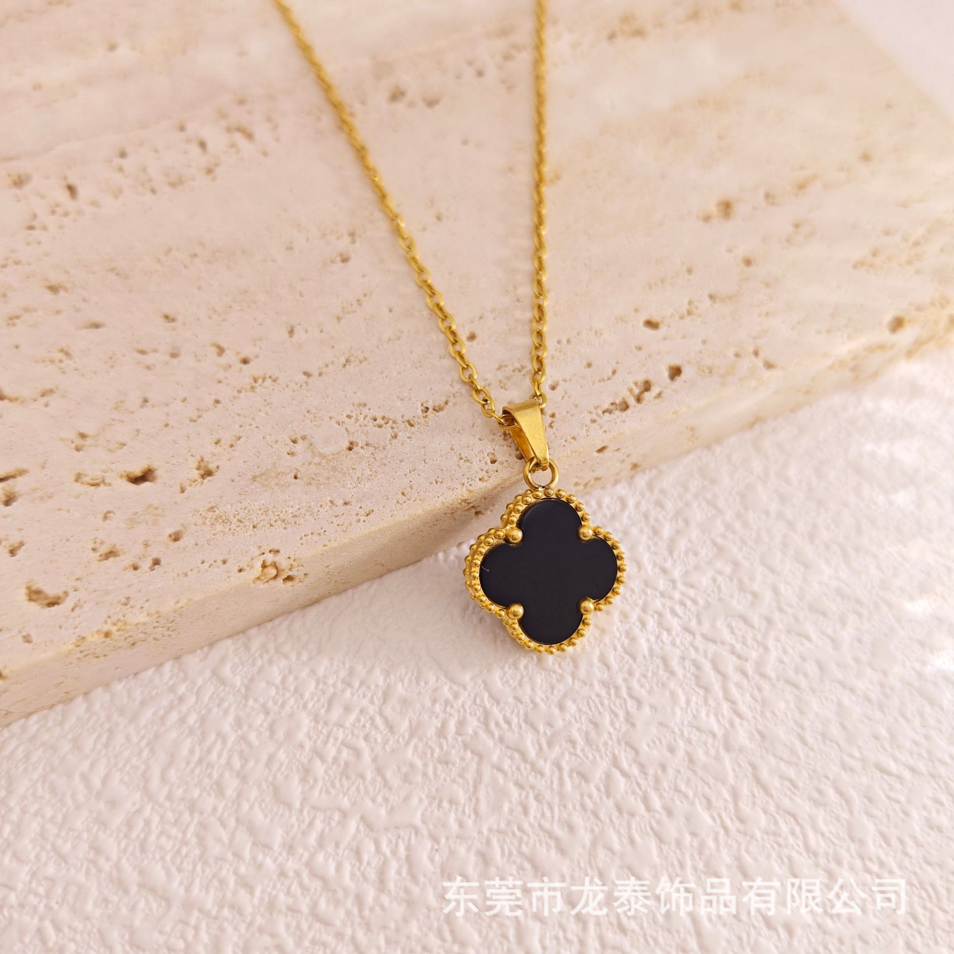 블랙 쉘 목걸이