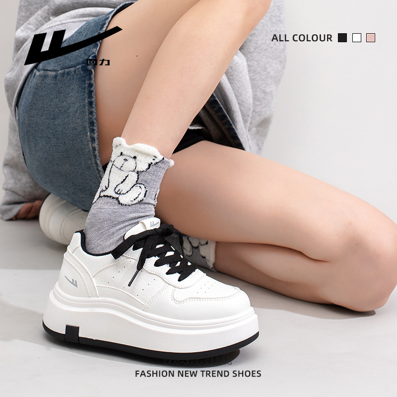 La superficie de cuero Huili es extremadamente simple, los zapatos de suela gruesa son cómodos y transpirables. los estudiantes de secundaria deben tener zapatos blancos y zapatos de mujer de color diario.