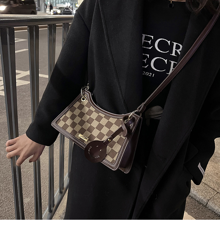 Fashion One-shoulder Messenger Bag Autumn And Winter Checkerboard Chain Baguette Bag display picture 5