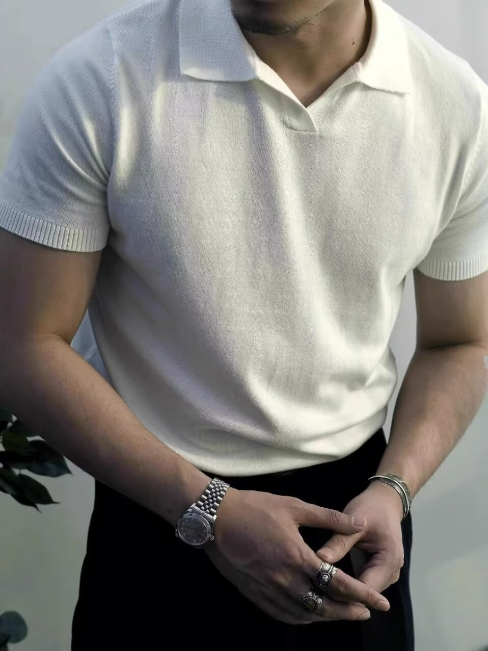 Camiseta de polo de punto ligera para hombres de negocios casuales de color sólido con collar delgado de manga corta estilo americano vintage verano