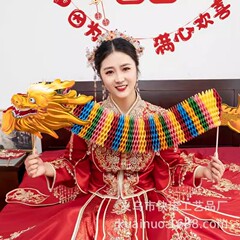 接続編の舞龍は結婚します。新婦は写真を撮って飾ります。