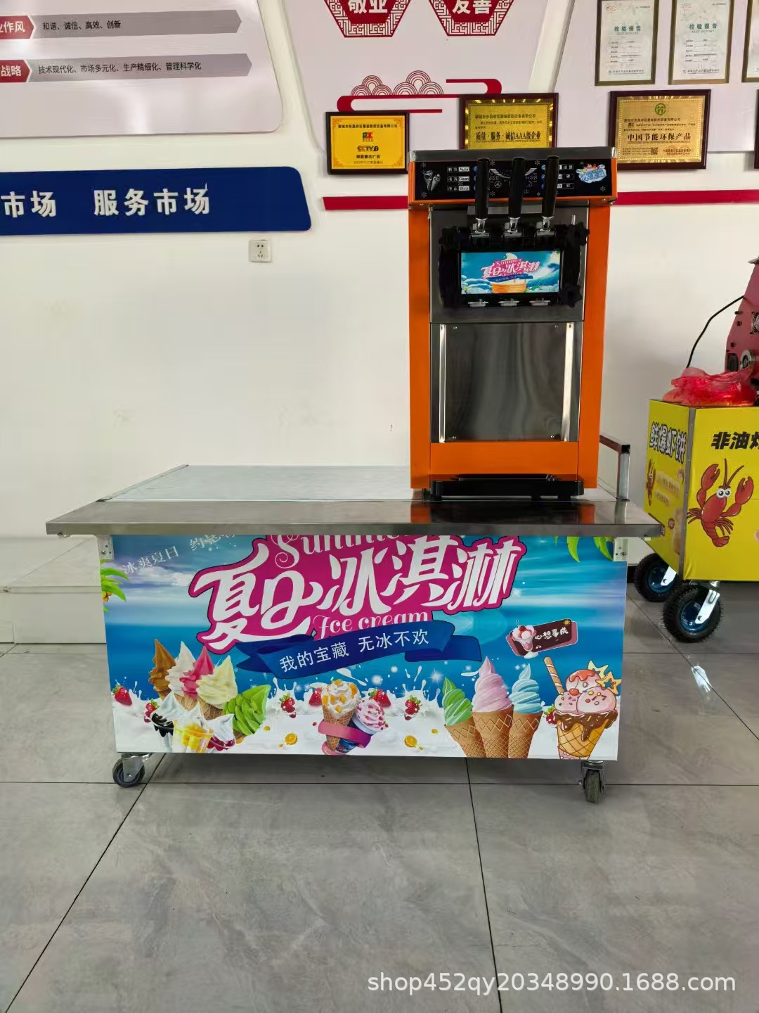Puesto al aire libre máquina automática de helado suave de tres colores máquina de helado helado de escritorio móvil comercial cono de helado