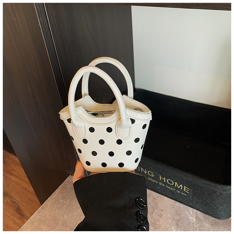 액세서리가 없는 흰색